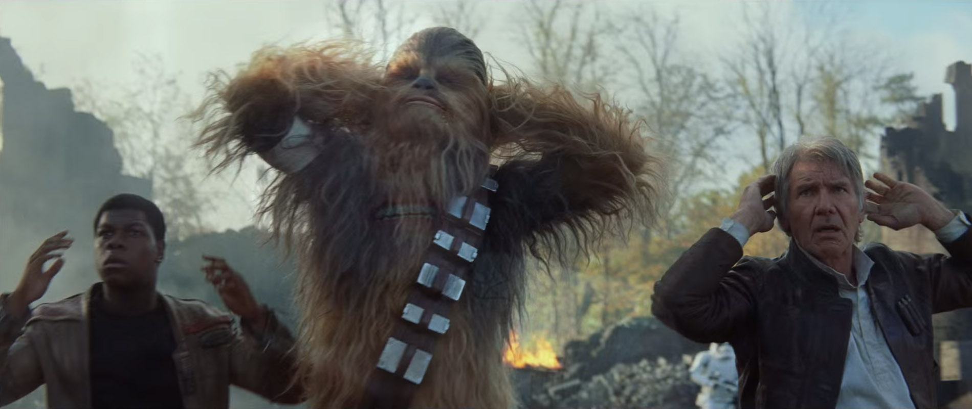 Plik:Star-Wars-7-Trailer-3-Halo-Solo-Finn-Chewbacca-Surrender.jpg