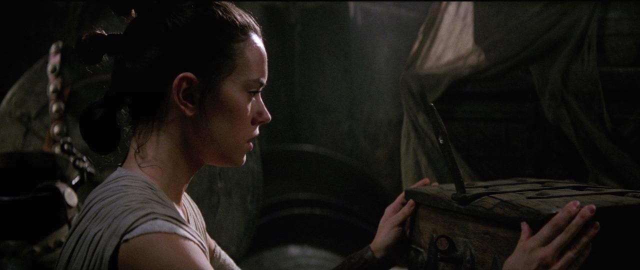 Plik:Rey znajduje miecz Luke'a.jpeg